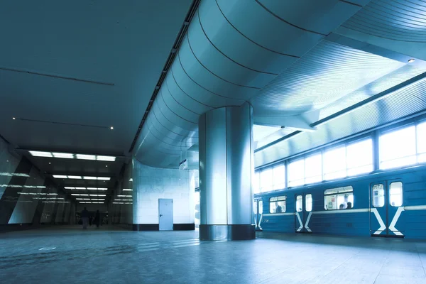 Tren azul en la plataforma del pasillo del metro —  Fotos de Stock
