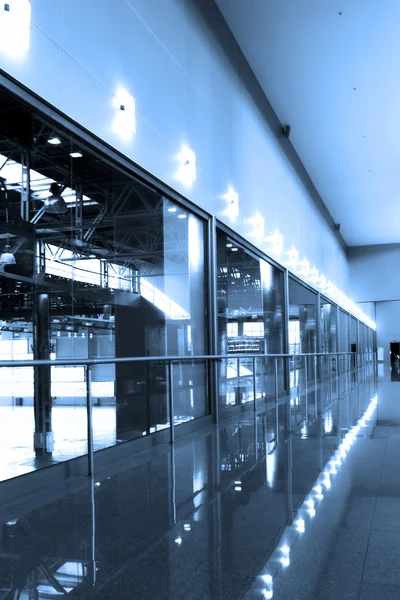 Скляний коридор в офісному центрі — стокове фото