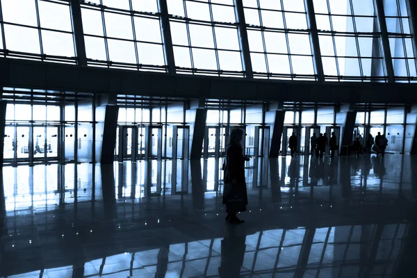 Silhouetten op luchthaven — Stockfoto