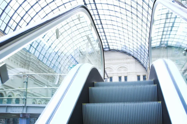 Escada rolante no centro comercial, Moscou — Fotografia de Stock