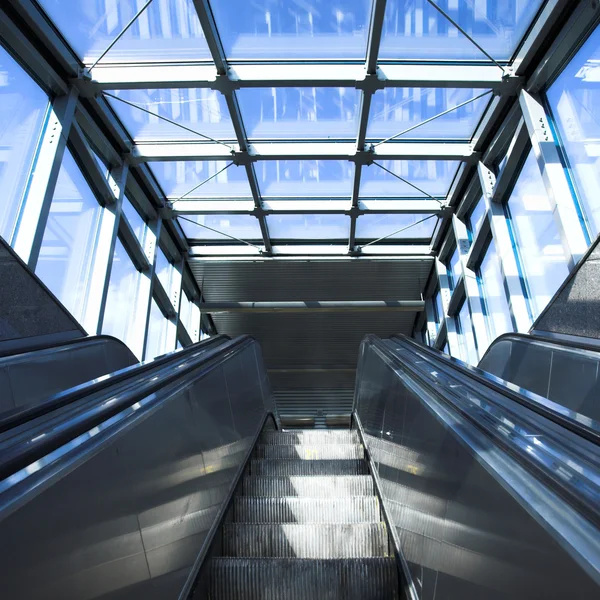 Flytta rulltrappa i moderna kontor — Stockfoto