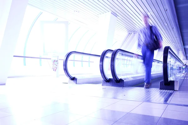 Homem em movimento no corredor violeta — Fotografia de Stock