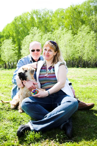 テリア犬と家族 — ストック写真