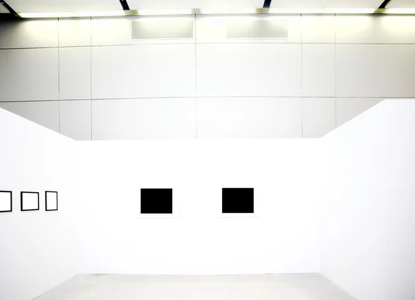 Marcos vacíos en la pared blanca — Foto de Stock
