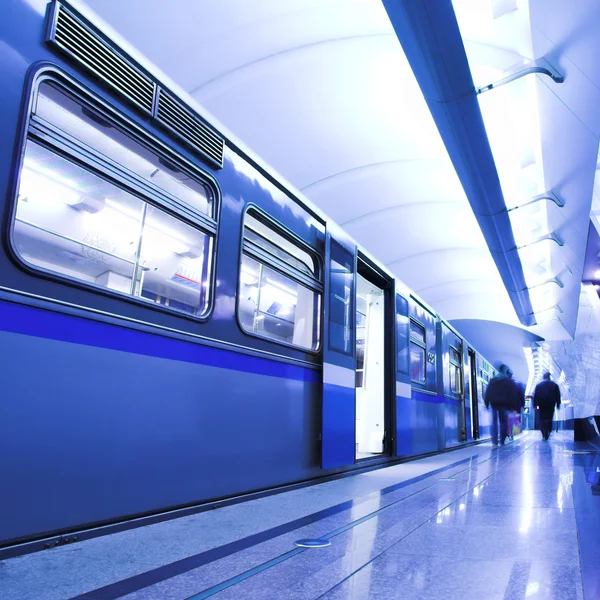 Niebieski pociąg szybko zatrzymać na platformę — Zdjęcie stockowe