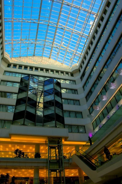Köpcentrum med blått tak — Stockfoto