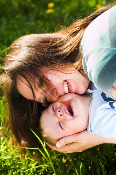 어머니 및 아기 소년 포용 — 스톡 사진