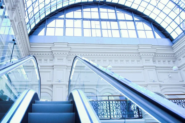 Κυλιόμενες σκάλες στο εμπορικό κέντρο, Μόσχα — Φωτογραφία Αρχείου