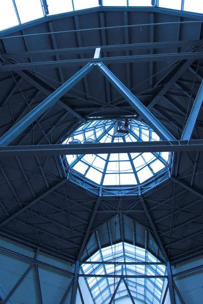 近代的なオフィスの内側の天井 — ストック写真