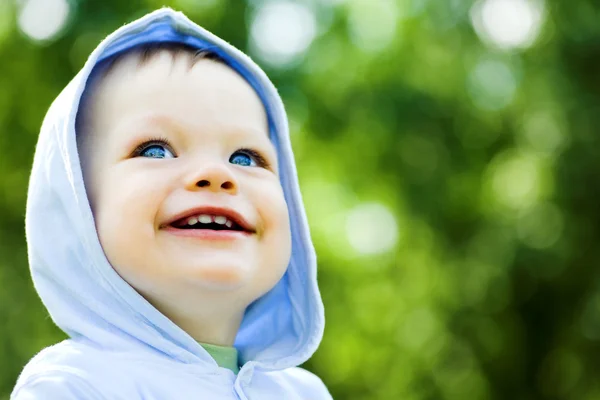 Посмішка хлопчика в синьому — стокове фото