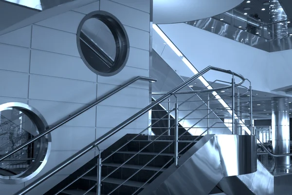 Лестницы и окна в аэропорту — стоковое фото