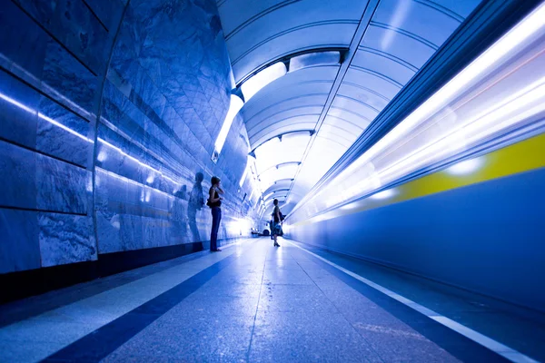 Vlak na nástupiště v metru — Stock fotografie