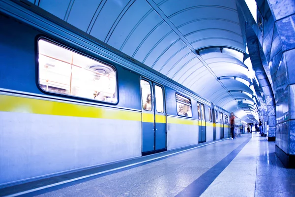 Train on platform in subway — Stock Photo, Image