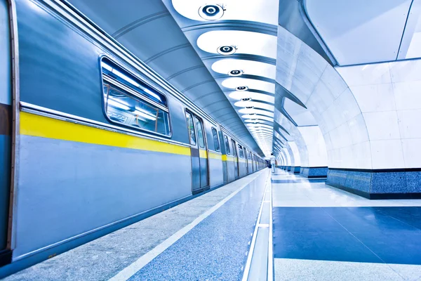 Vlak na nástupiště v metru — Stock fotografie