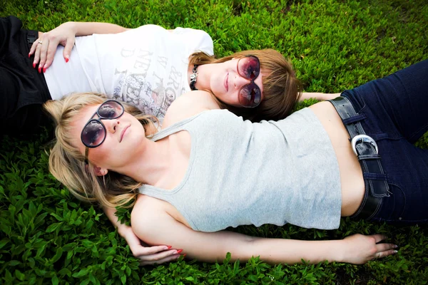 Zwei Mädchen mit Sonnenbrille legt — Stockfoto