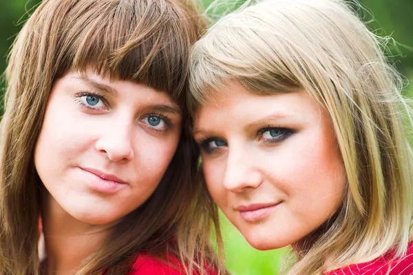 Twee meisjes in park — Stockfoto