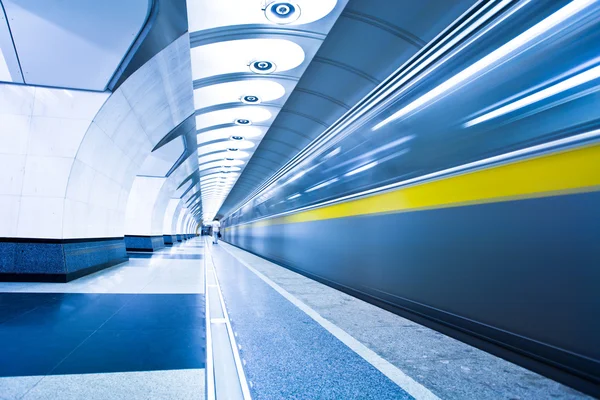 Поезд на платформе в метро — стоковое фото