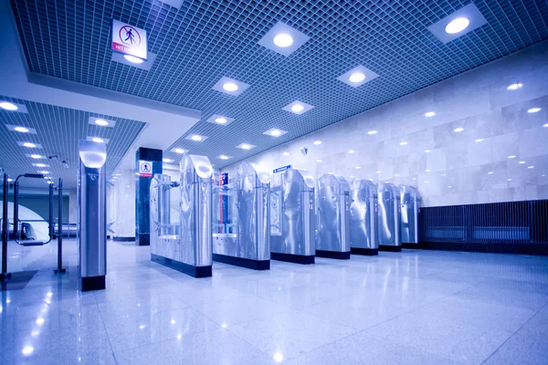 Torniquete y puertas en el metro — Foto de Stock