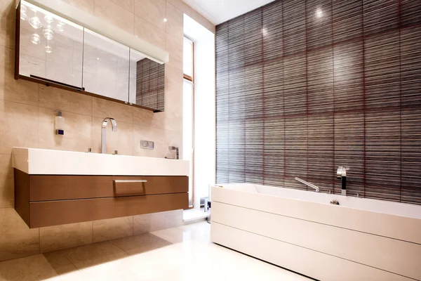 Ванная комната с зеркалом и ванной — стоковое фото