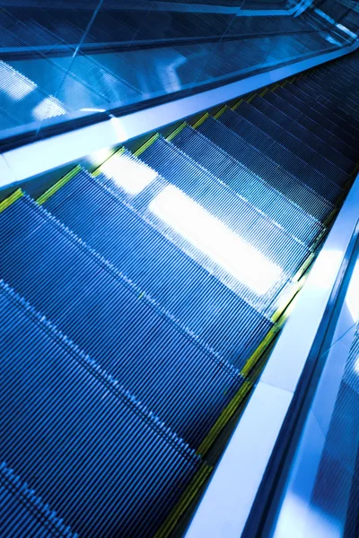 Μετακινήσετε τις κυλιόμενες σκάλες στο σύγχρονο γραφείο — Φωτογραφία Αρχείου