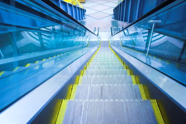 Rolltreppe in modernes Büro verschieben — Stockfoto