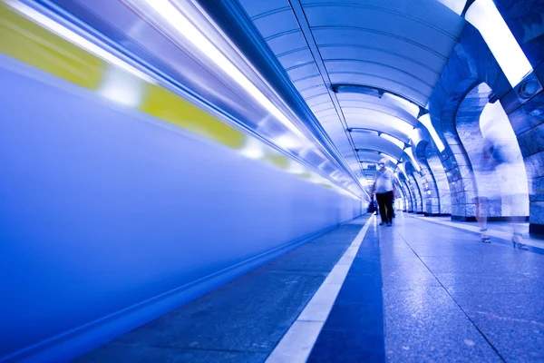 Träna på plattformen i tunnelbanan — Stockfoto