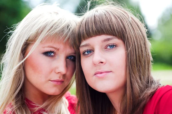 Twee meisjes in park — Stockfoto