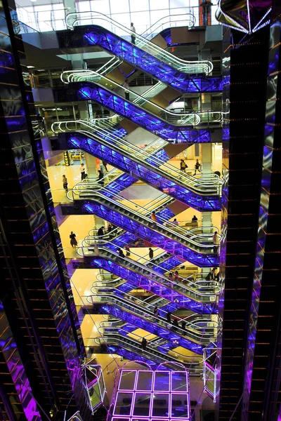 Hall futuriste dans le centre commercial — Photo
