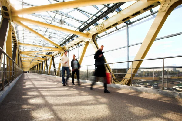 Sarı metal koridor, kalabalık mooving — Stok fotoğraf