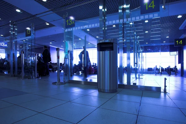 Blauwe poorten in luchthaventerminal — Stockfoto