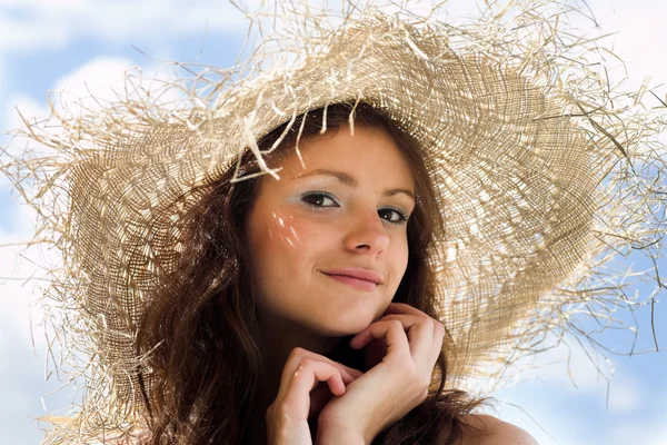 Усміхнена дівчина в капелюсі — стокове фото
