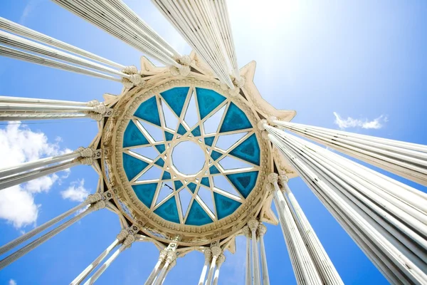Kolumner och cirkel ovanpå — Stockfoto