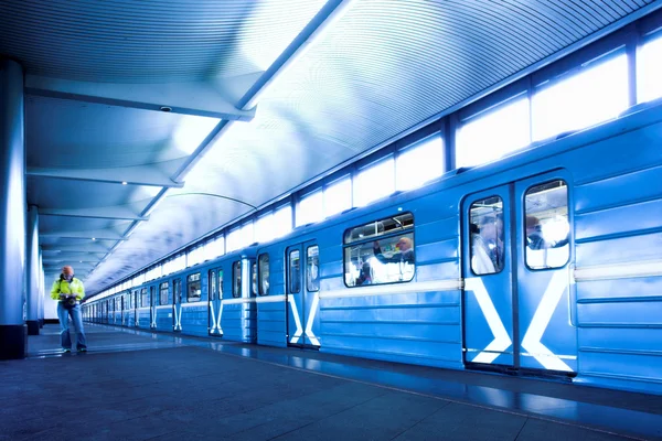Блакитний потяг у метро — стокове фото