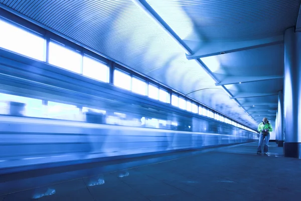 Modrý vlak v metru — Stock fotografie
