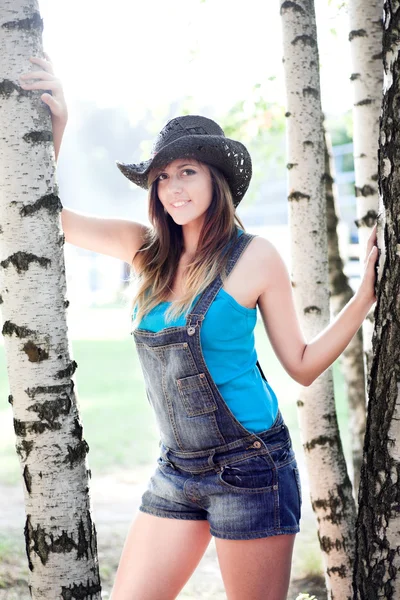 Schönes Mädchen mit Cowboyhut — Stockfoto