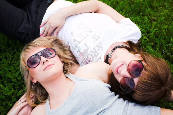 Duas meninas em óculos de sol coloca — Fotografia de Stock