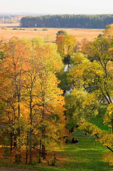 Herbstlandschaft in Moskau und Fluss — Stockfoto