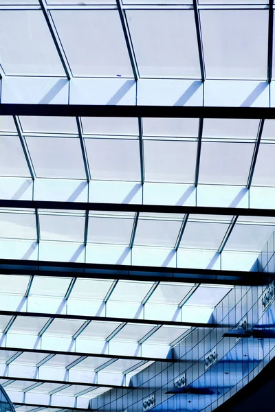 오피스 빌딩의 푸른 천장 — 스톡 사진