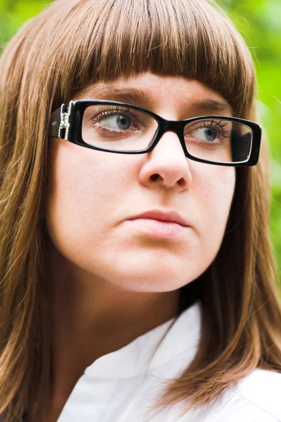 Menina séria em óculos — Fotografia de Stock
