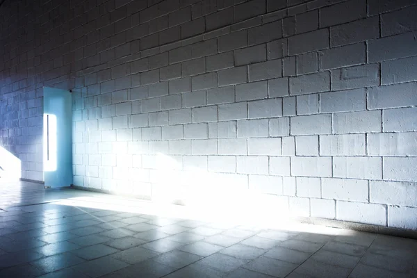 Parede branca e raio de luz — Fotografia de Stock