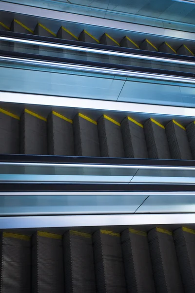 在现代办公中移动自动扶梯 — 图库照片