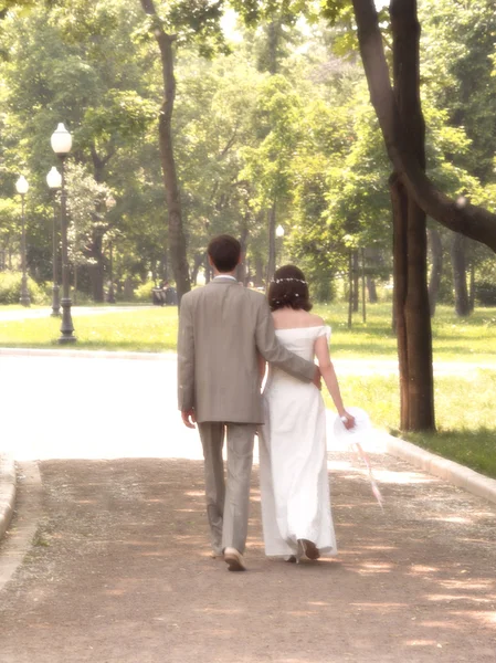 Περπάτημα παντρεμένο ζευγάρι — Φωτογραφία Αρχείου