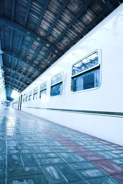 Trem ficar na plataforma molhada — Fotografia de Stock