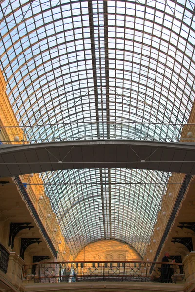 Hoge boog plafond en bruggen — Stockfoto