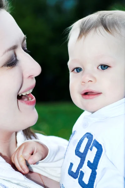Мати і дитина хлопчик обіймає — стокове фото