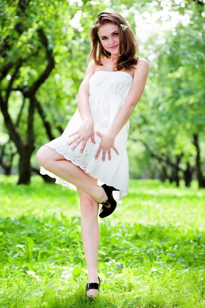 Sourire fille danse en robe blanche — Photo