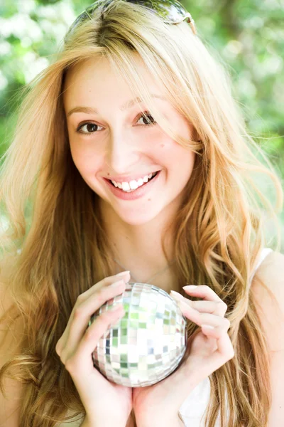 Menina sorridente com bola — Fotografia de Stock