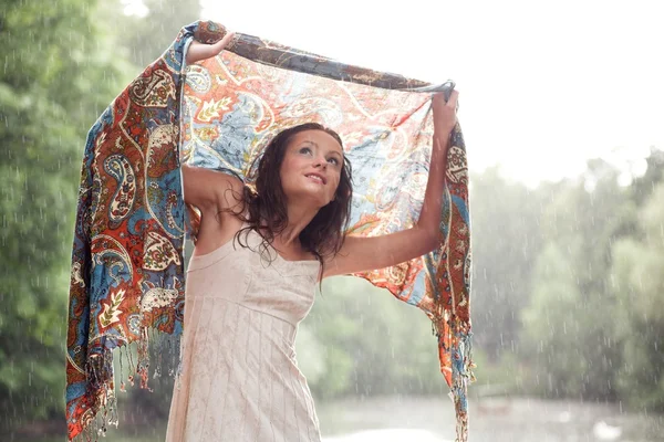 Chica estancia bajo gotas de lluvia — Foto de Stock