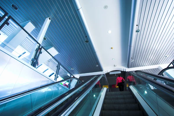 Pohyb eskalátoru v moderní kancelářské — Stock fotografie