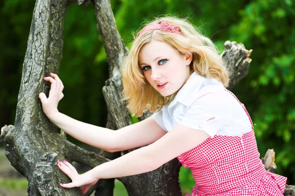 Loira menina bonita na árvore — Fotografia de Stock